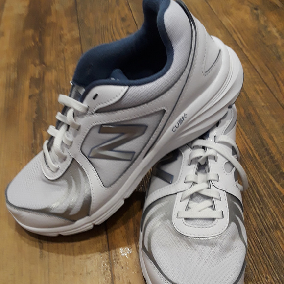 wide white tennis shoes